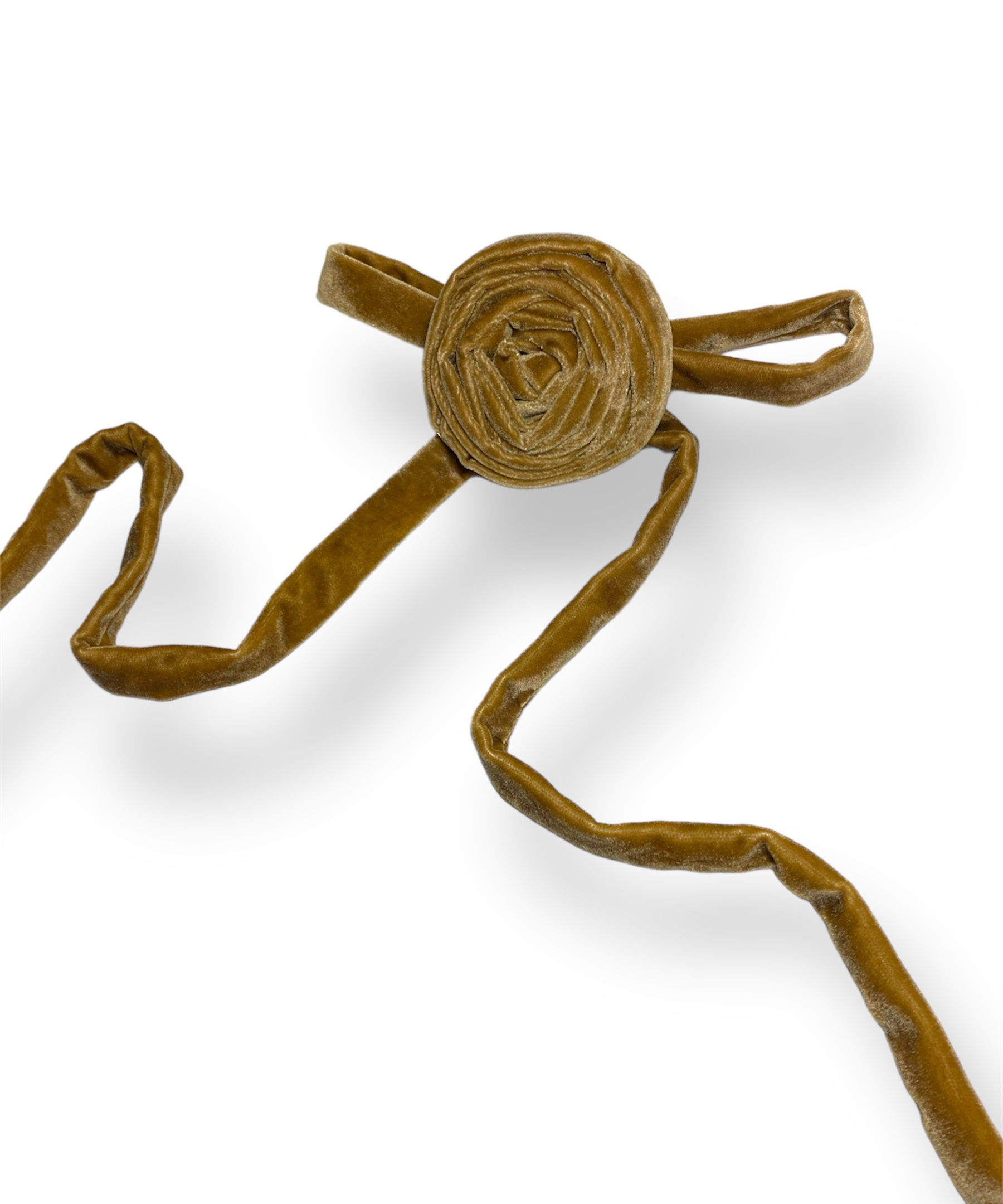 flor de cabelo, flor de veludo, presilha de flor, acessório dourado, acessório de cabelo, la vanité, oi matilda, pinli, piuka