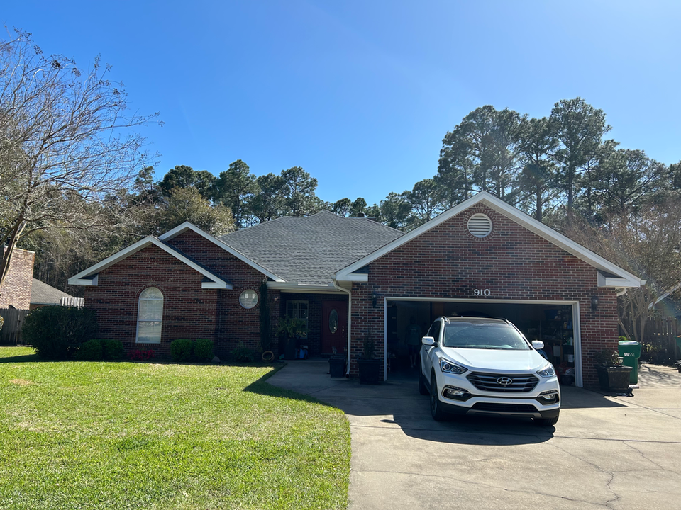 Brick home in Fort Walton Beach, FL with new Pewter Timberline HDZ roof by A&M Construction before sale