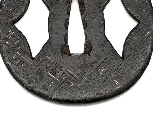 サムネイル： 薩摩鍔 金象嵌 丸形 W約72.0mm×D約76.5mm×H約4.5mm 重量 約107.0g 鉄地 共箱あり 美術刀剣4