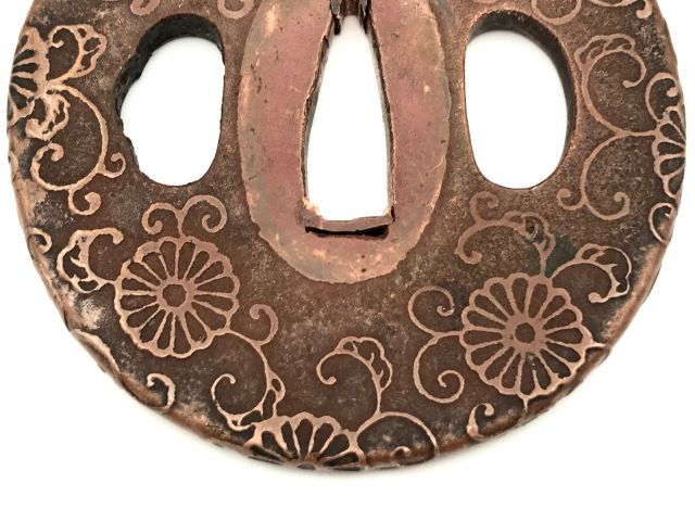 サムネイル： 菊唐草図鍔 無銘 丸形 W約67.0mm×D約71.5mm×H約5.1mm 重量 約132.5g 素銅地 共箱あり 美術刀剣7