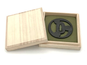 三つ巴透鍔 無銘 丸形 鉄地 共箱あり