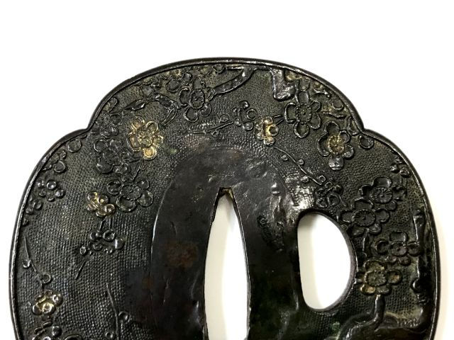 サムネイル： 梅樹田舎屋図鍔 無銘(京金具師) 木瓜形 山銅魚子 三枚仕立地 高彫 色絵 共金覆輪耳 共箱あり 鑑定書(保存刀装具)あり 美術刀剣3