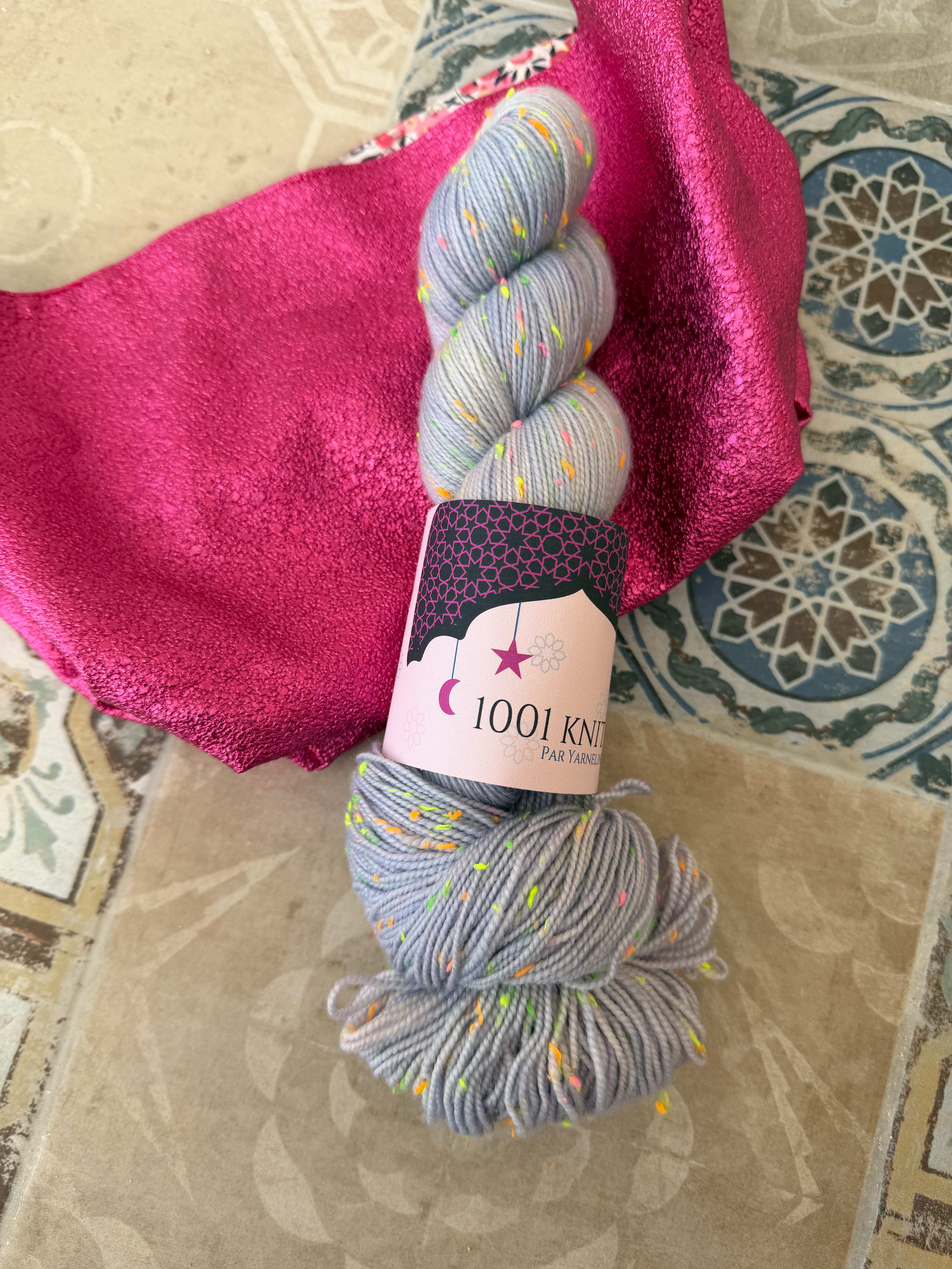 Nuage d'orient - 4ply 85% Superwash Merino 15% Neon Donegal Nep