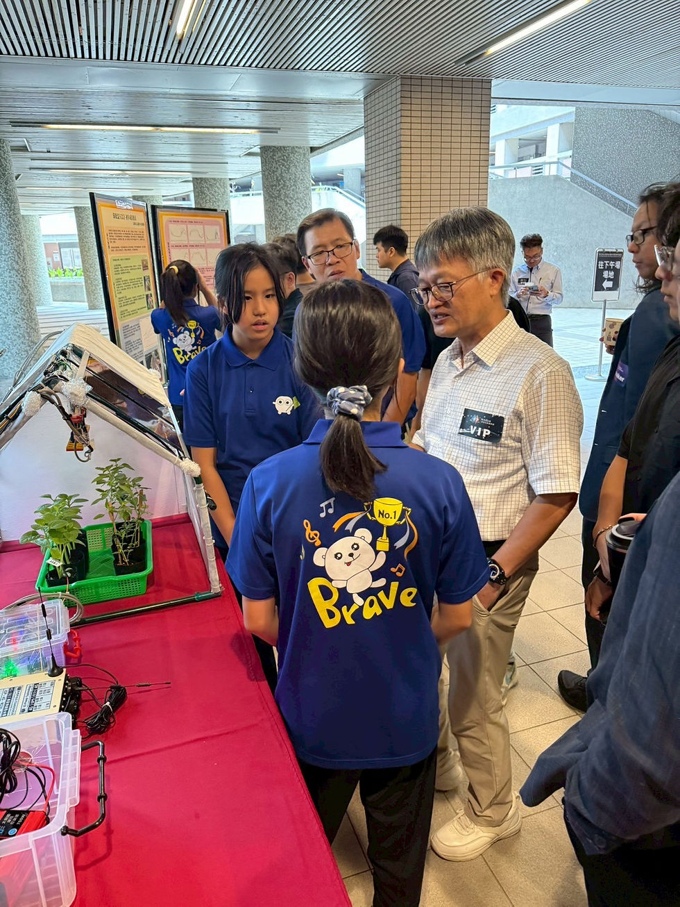 台鈣科林漢塗研發長與高雄市信義國小科展隊學生進行交流