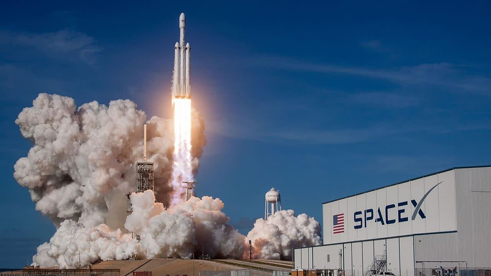 SpaceX 點火太空時代!美中暗中較勁的「鈣鈦礦太陽能」,竟是決定宇宙AI的勝負手?