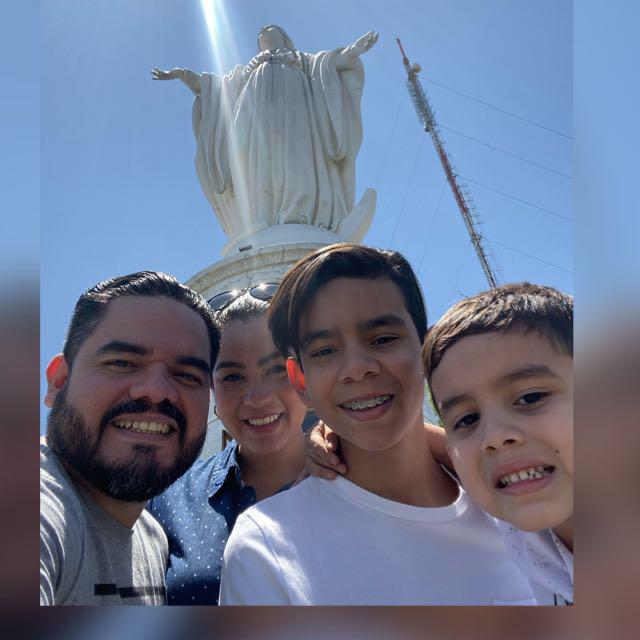 Sr. Gabriel Martínez & Familia