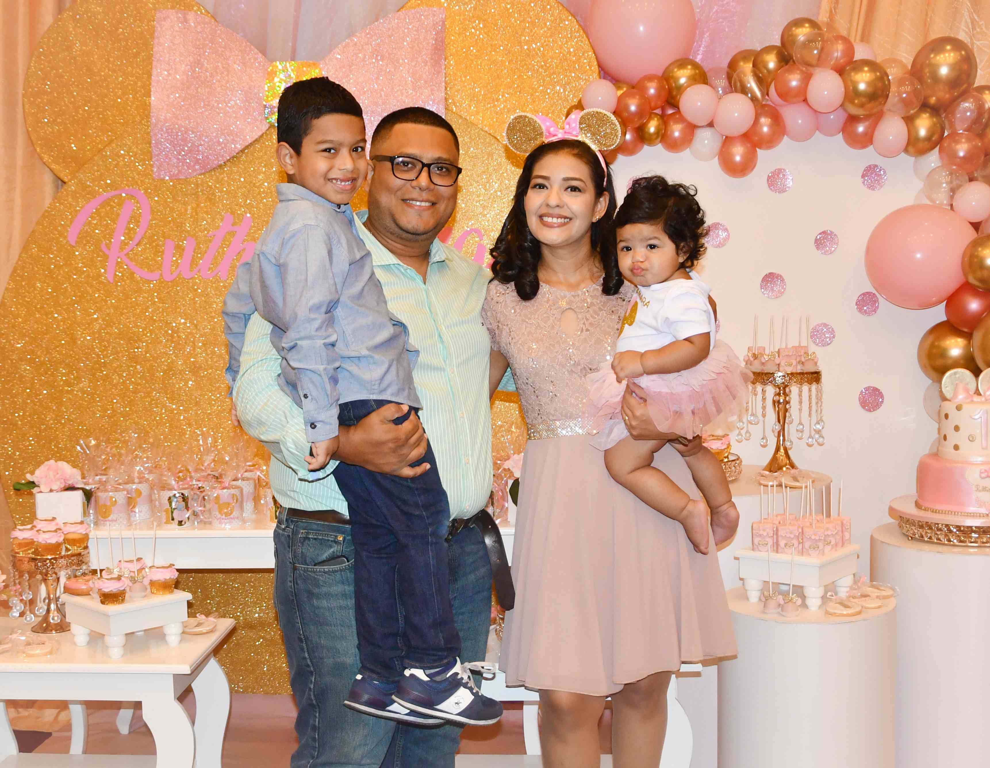 Sra. Rebeca Flores & Fam.