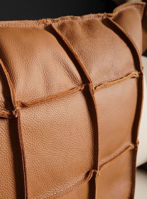 Miniatura: COJÍN | TB - BELLA C/RELIEVE | 100% CUERO | KHAKI | 48CM X 48CM