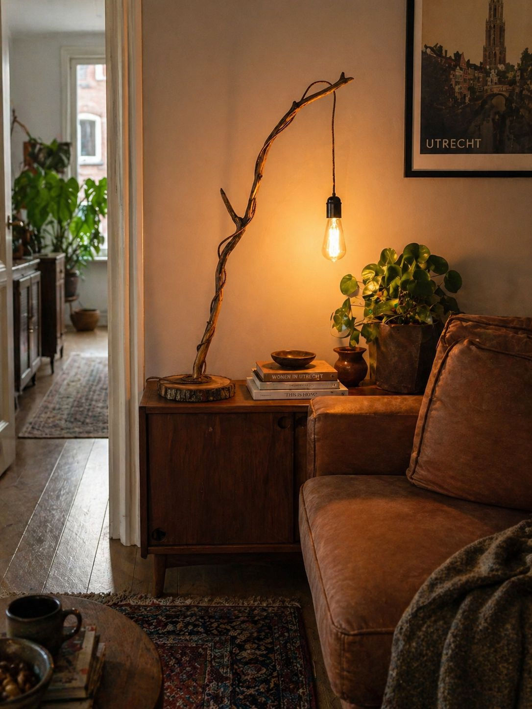 Handgemaakte houten ranke lamp met ingelegde apofylietpuntjes