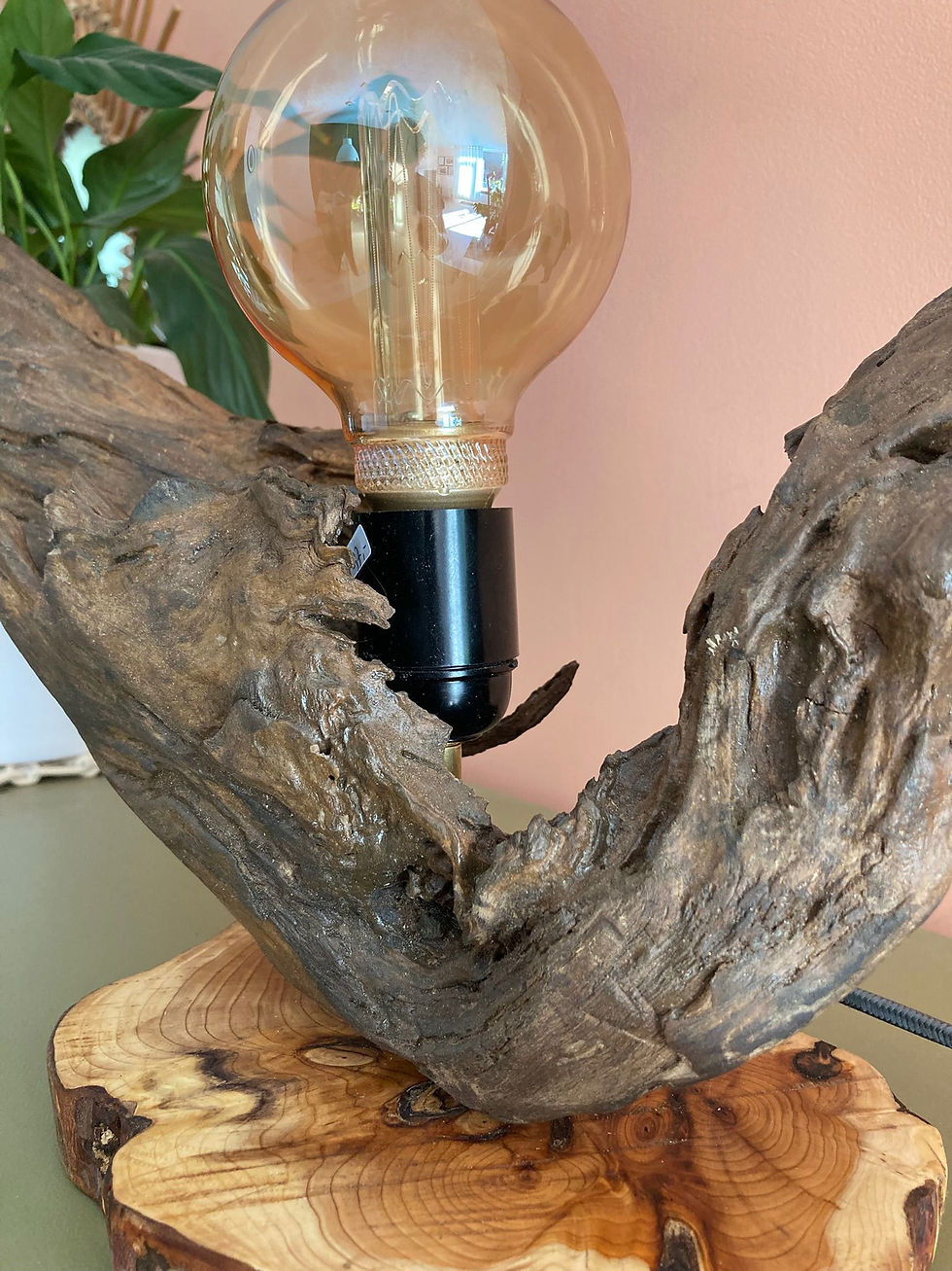 Thumbnail: Unieke handgemaakte houten lamp met echte gloeilamp