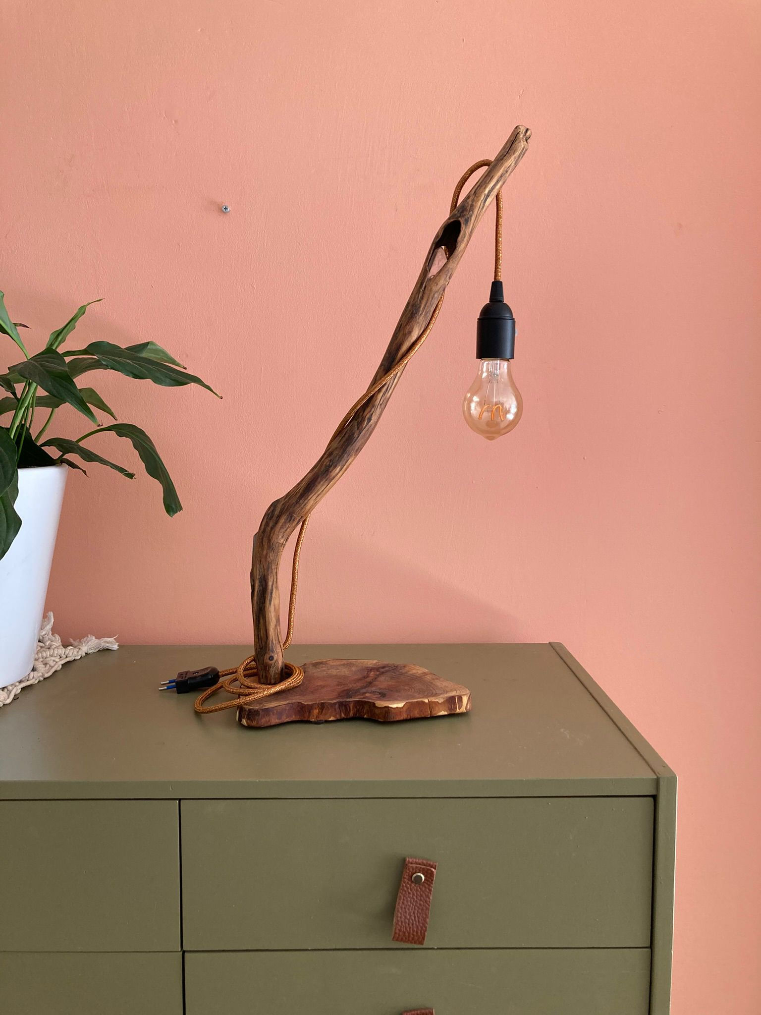Handgemaakte houten lamp met twee bergkristalpunten