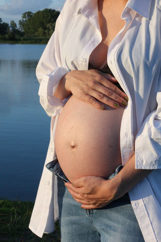 Zwangerschapsfotografie tijdens het gouden uurtje in Apeldoorn