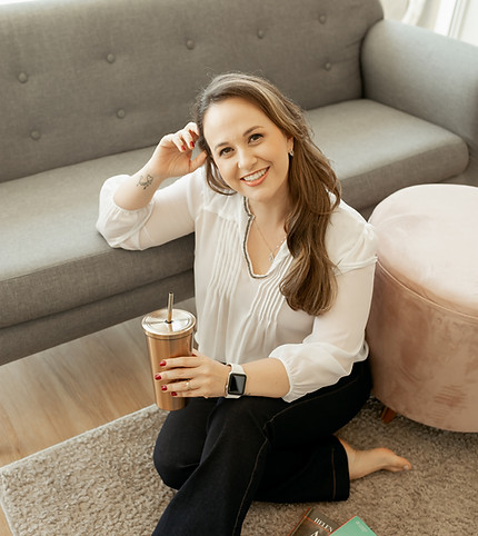 foto da mentora parental mariana bertevello sorrindo