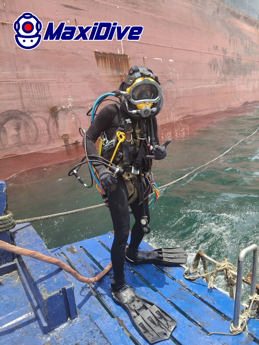 一名 MaxiDive 商业潜水员准备在泰国附近的一艘船只上进行水下船体清洁和螺旋桨抛光。