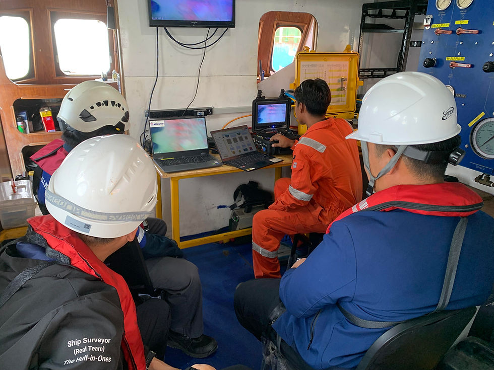 泰国海事运输部和 MaxiDive 团队利用闭路电视对水下作业进行实时监控。