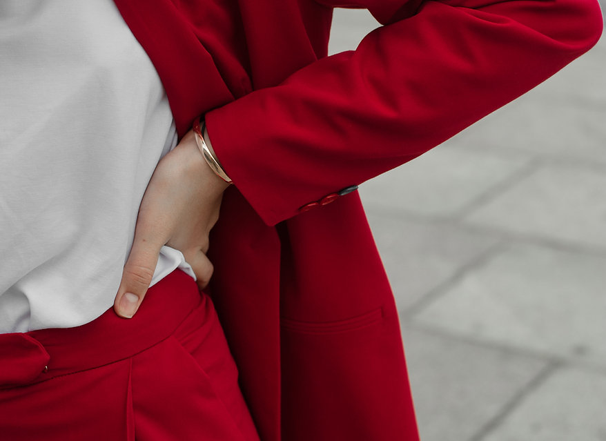 femme en rouge