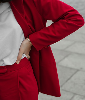 femme en rouge 
