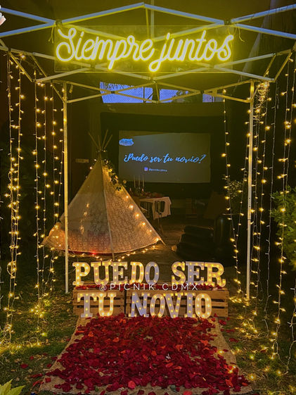 Cine privado para pareja en CDMX con proyección de video personalizado y jardín romántico en Tlalpan.