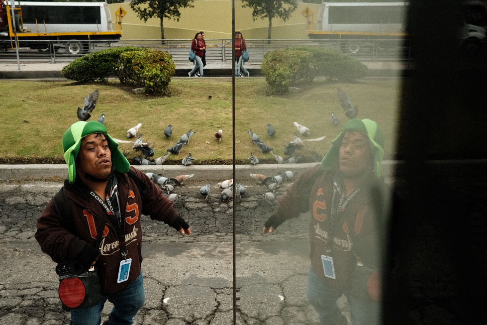 Escena urbana distorsionada en el reflejo