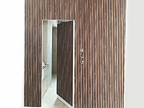 Επένδυση τοίχου με κρυφή πόρτα