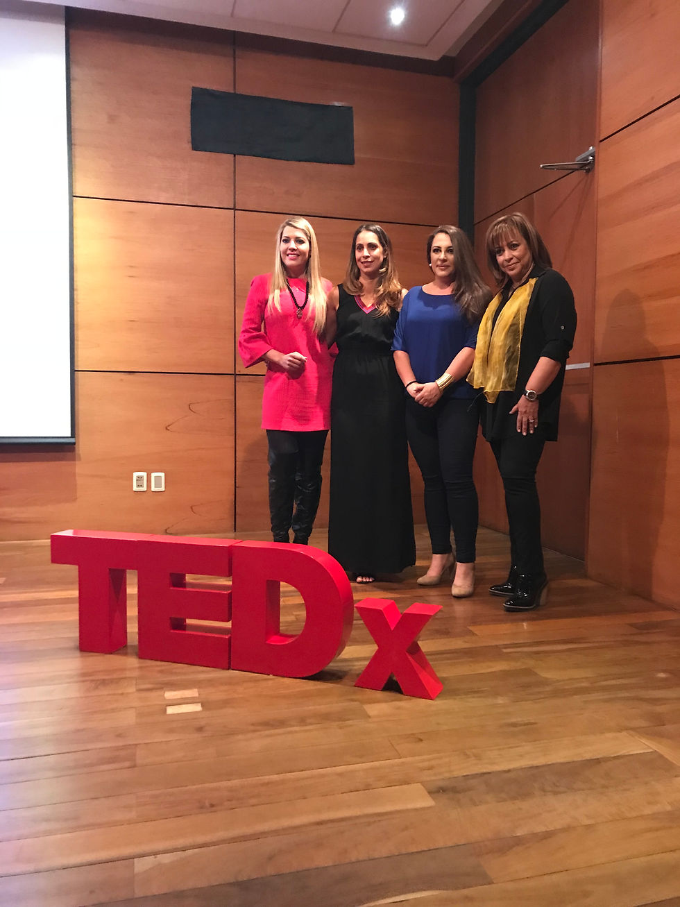Organizadora y oradoras del TED