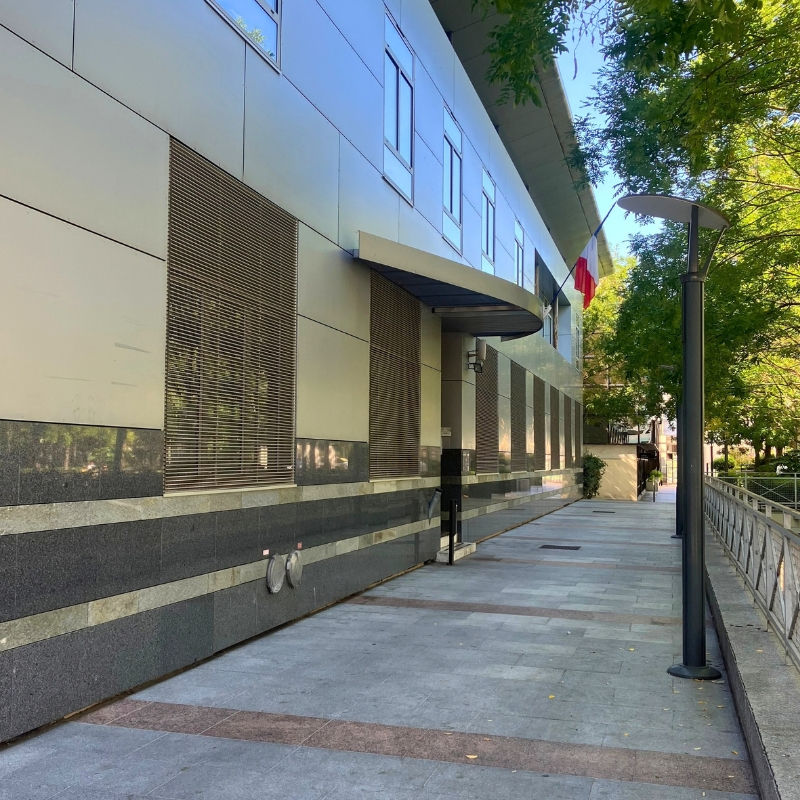 Entrée du commissariat d'Enghien-les-Bains à côté de la mairie