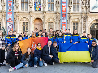 Une journée de répit à Paris pour 82 jeunes venus d’Ukraine