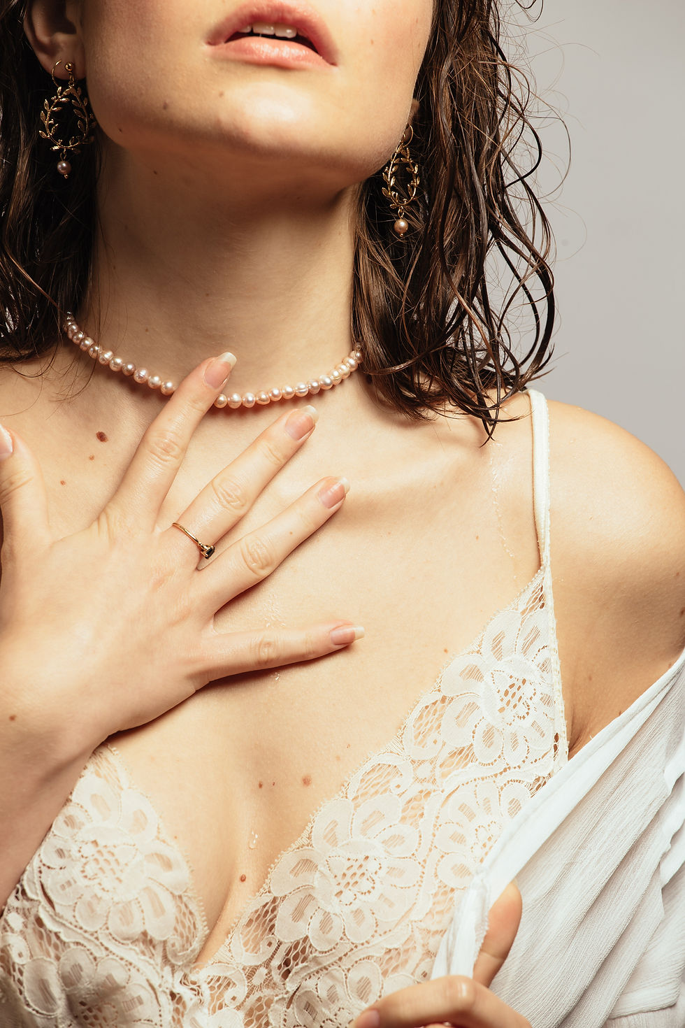 Thumbnail: The Muse pink pearl choker