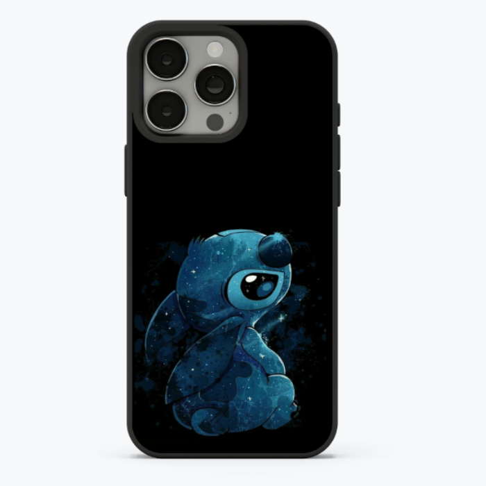 Coque Stitch sur fond noir, offrant un design sobre et élégant.