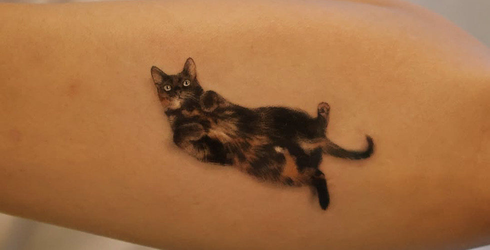 If you’re looking for one of the most talented fine-line tattoo artists in the world, meet Zeexi (@zeexi_ink). Based in Seoul, South Korea, Zeexi has earned international recognition for her micro realism tattoos – ultra-detailed, miniature designs that combine hyper-realistic detail with delicate, fine-line precision. Her work has captured the attention of tattoo lovers worldwide, and she will be guesting this September and October 2025 at Hammersmith Tattoo London.