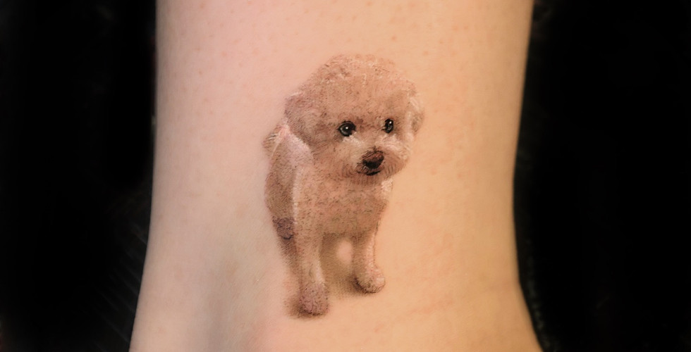 If you’re looking for one of the most talented fine-line tattoo artists in the world, meet Zeexi (@zeexi_ink). Based in Seoul, South Korea, Zeexi has earned international recognition for her micro realism tattoos – ultra-detailed, miniature designs that combine hyper-realistic detail with delicate, fine-line precision. Her work has captured the attention of tattoo lovers worldwide, and she will be guesting this September and October 2025 at Hammersmith Tattoo London.