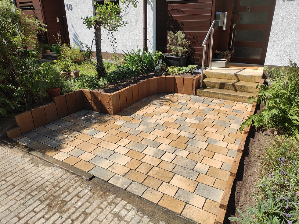 Pflasterfläche eingefasst von Naturstein Palisaden