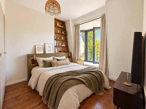 Chambre scandinave chaleureuse au lit habillé.png
