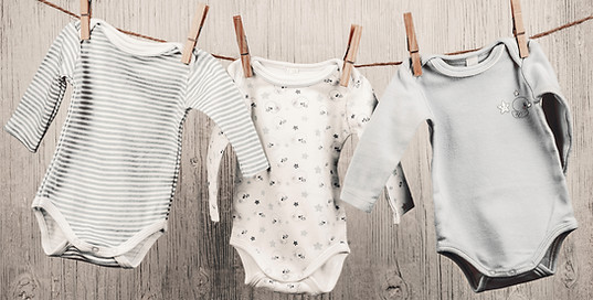 Baby-Wäsche hängt auf einer Wäscheleine