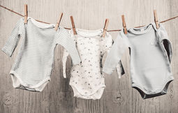 Bébé blanchisserie Suspendu à une corde à linge