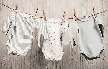 Baby-Wäsche hängt auf einer Wäscheleine