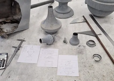 Ornements anciens d'un épi de faîtage en zinc. Réalisation de dessin technique dans notre atelier d'onrment de toit.