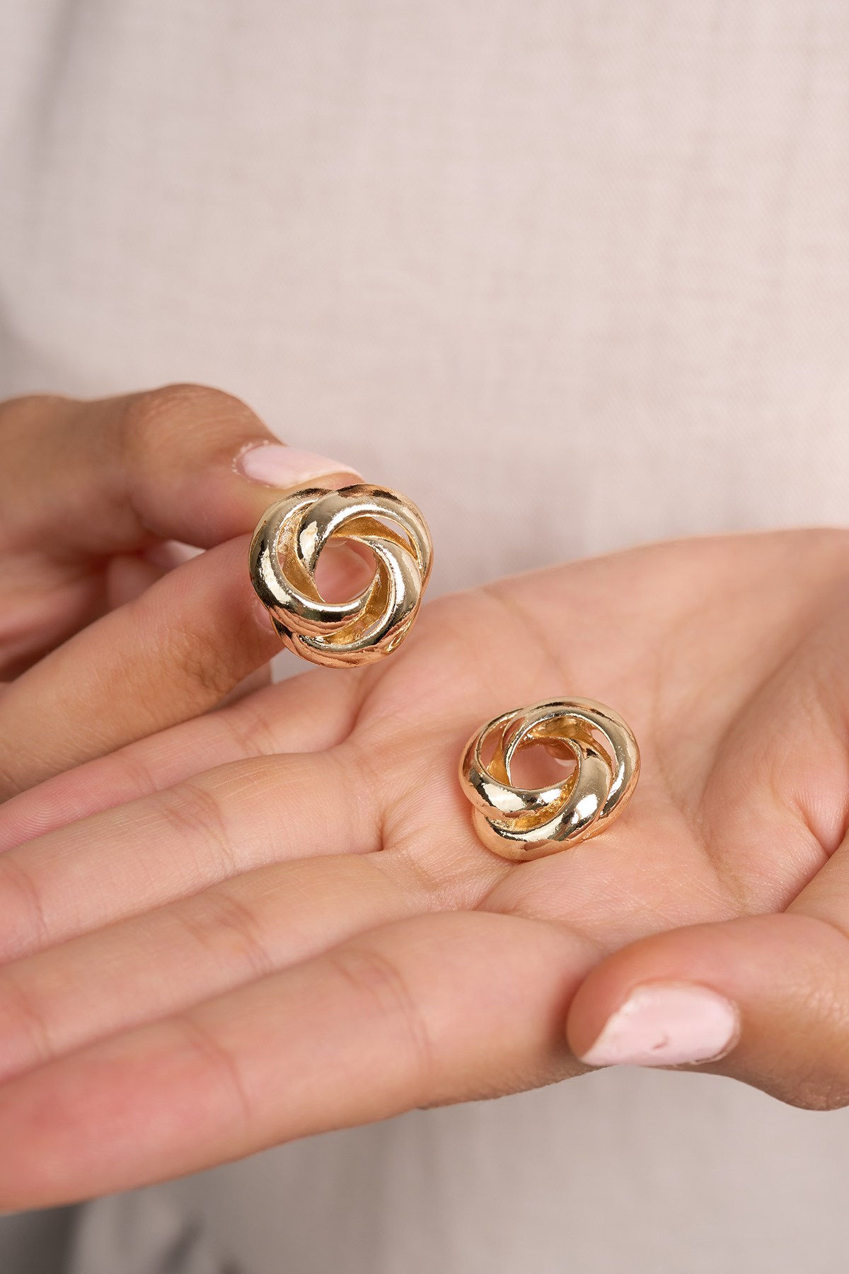 LustraMetal Chic Earrings: Timeless Elegance