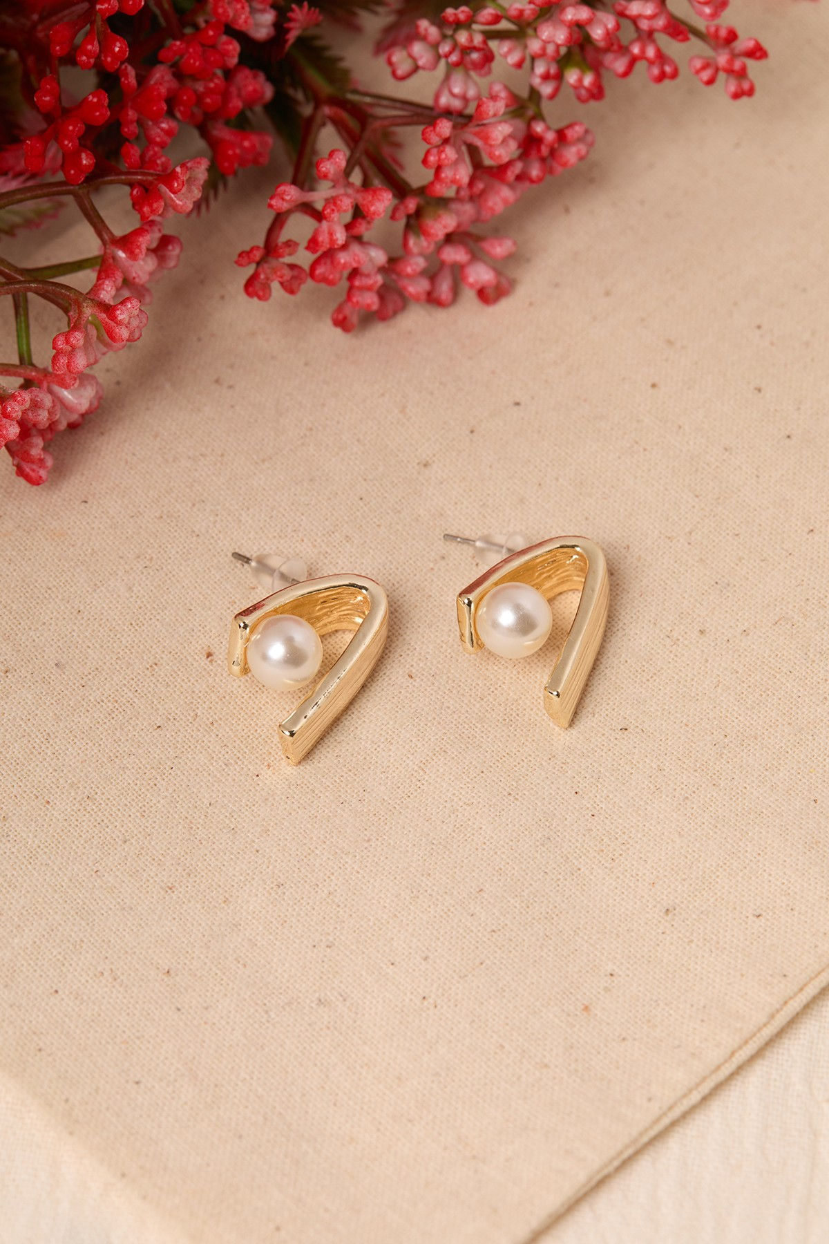 LustraMetal Chic Earrings: Timeless Elegance