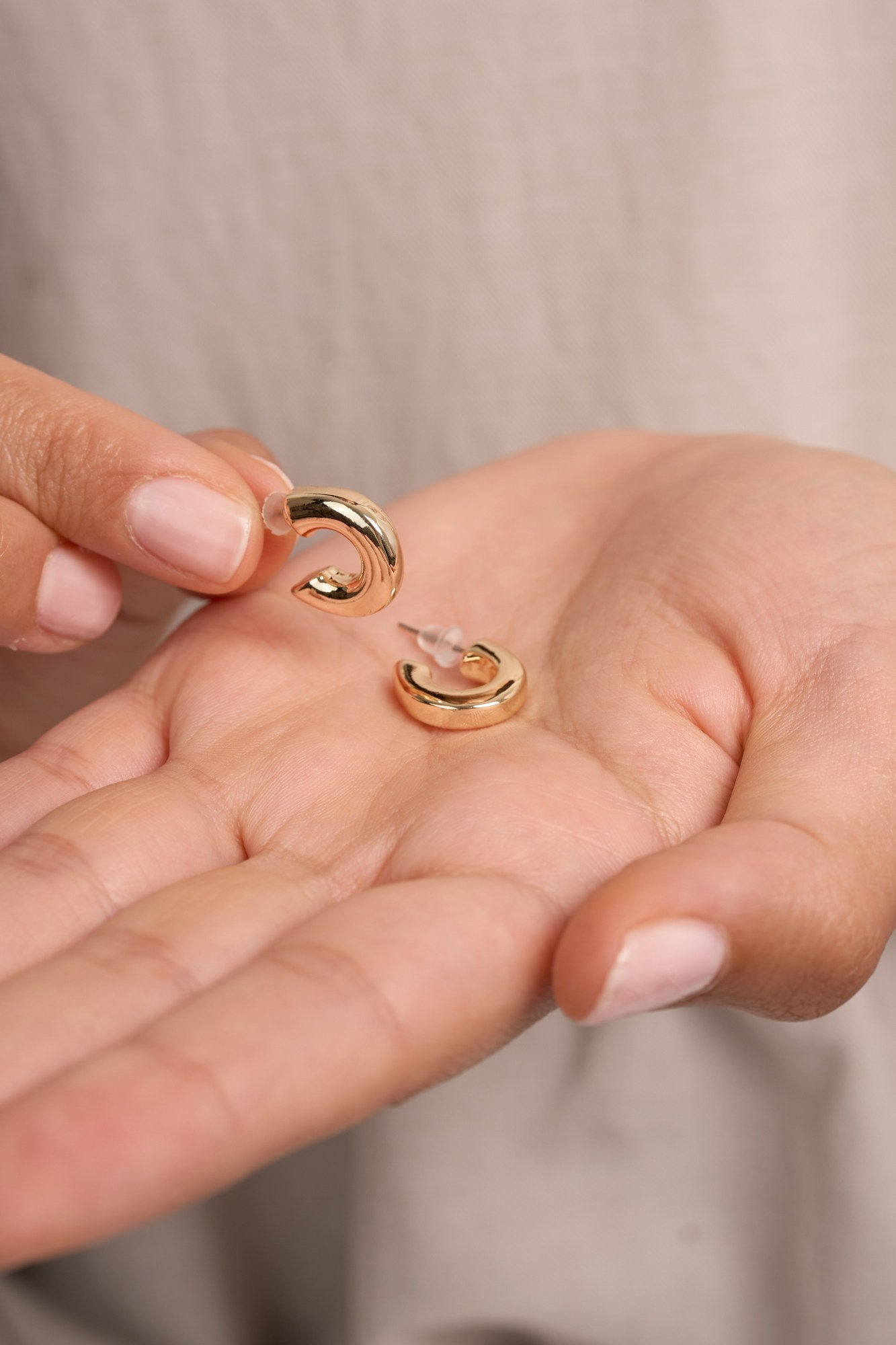 LustraMetal Chic Earrings: Timeless Elegance