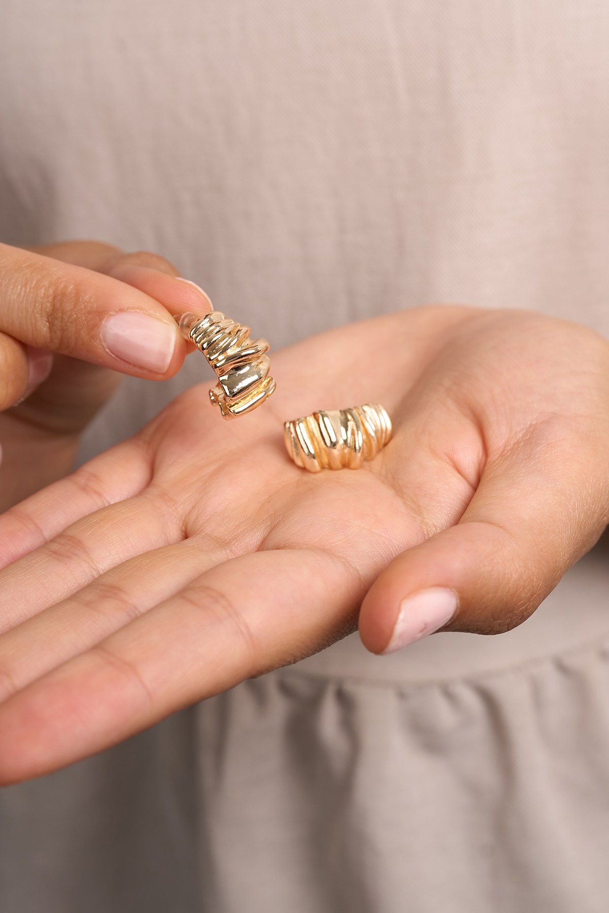 LustraMetal Chic Earrings: Timeless Elegance