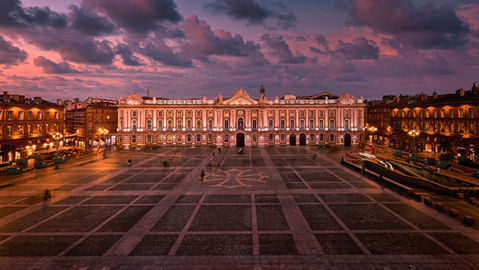 Reportage photographique pour le Théâtre National du Capitole de Toulouse.
Photographies de l'exterieur et de l'espace intérieur du Théâtre , architecture et décoration de la salle.