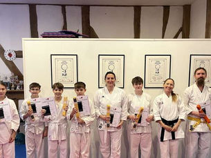 Alle Teilnehmer bestehen ihre Gürtelprüfungen mit Bravour