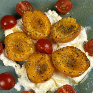 BURRATA MIT MARILLEN & TOMATEN