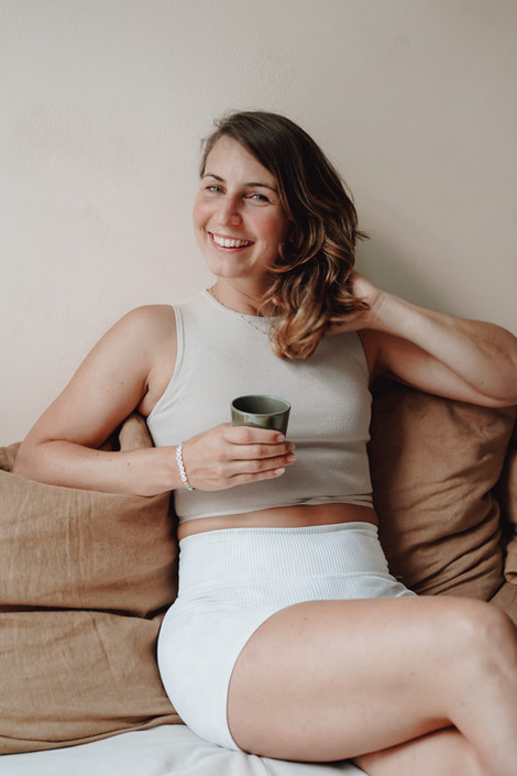 Meike Schmid bequem auf einem Sofa