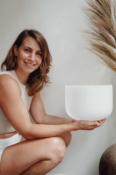 Meike Schmid mit eine frosted crystel bowl beim Soundbad