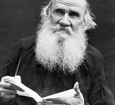 Tolstoi-age_avec-livre_nb-810x1024.jpg