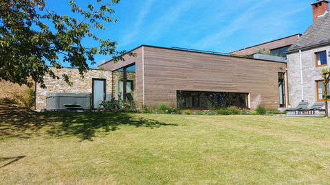 extension en bardage bois horizontal avec piscine, terrasse et toiture végétale