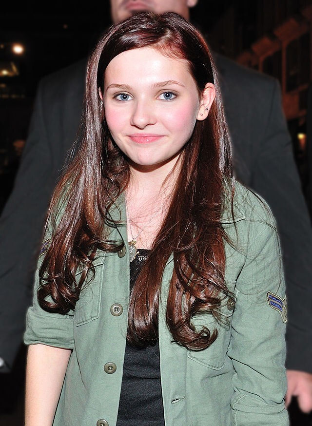 BEAUTIFUL ABIGAIL BRESLIN 8X10 Glossy Photo