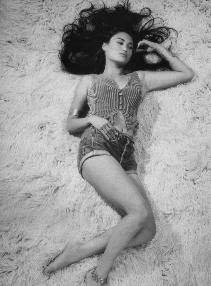 BEAUTIFUL TIA CARRERE 8X10 PHOTO